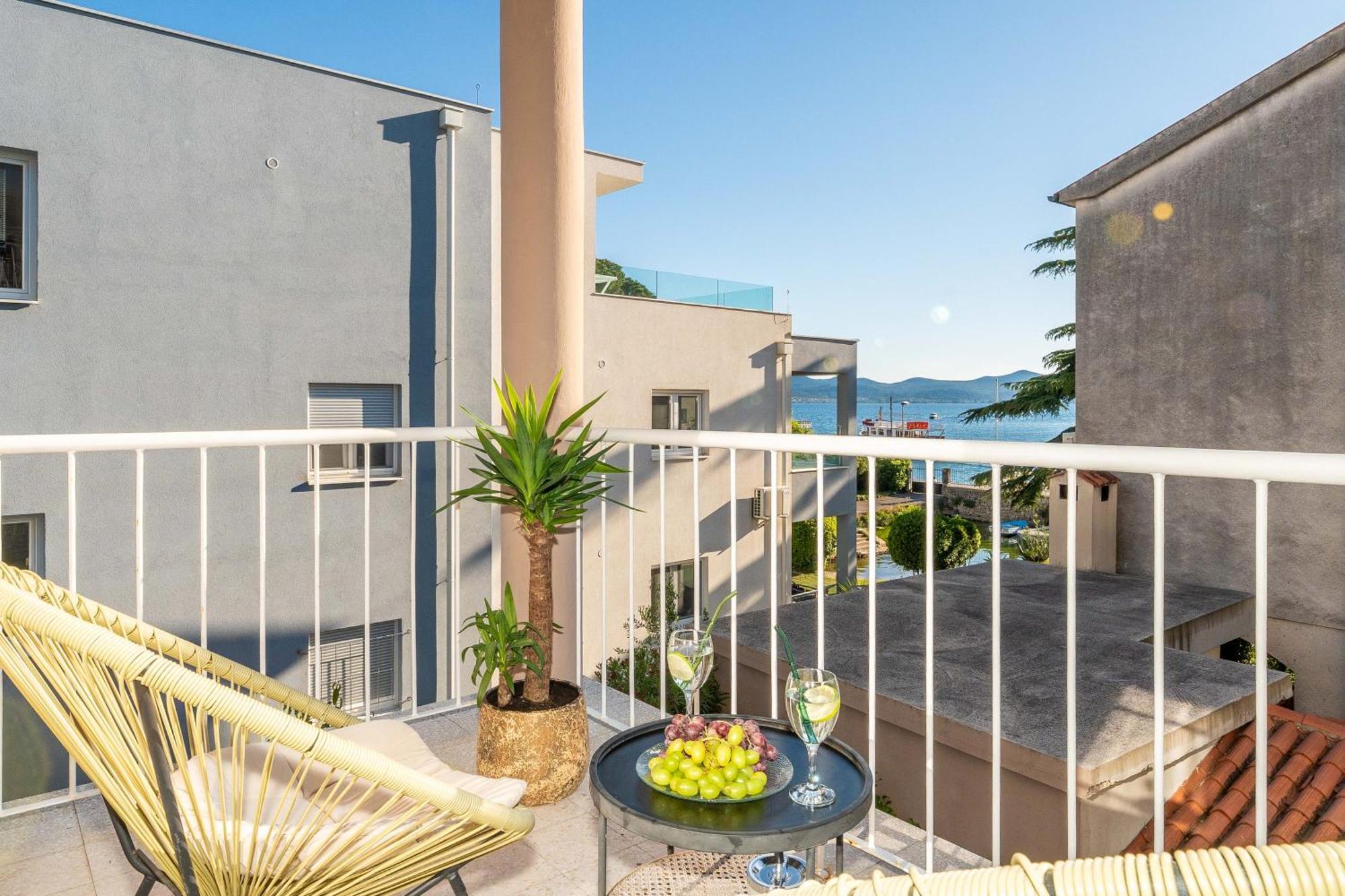 Sea View Terrace Apartment *